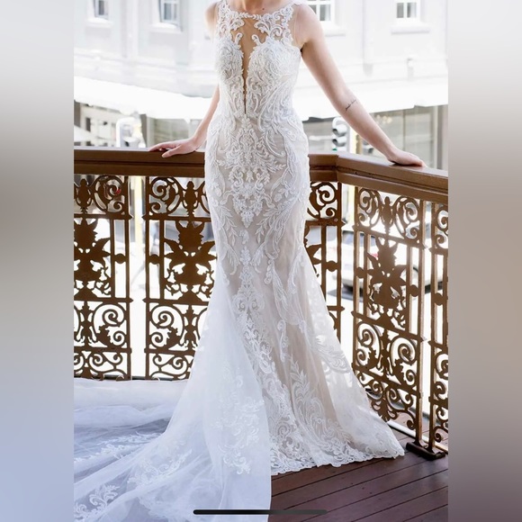 Wedding dress. Essence of Australia size 8 (corset added so can fit 4-10. D3153 - Picture 1 of 6